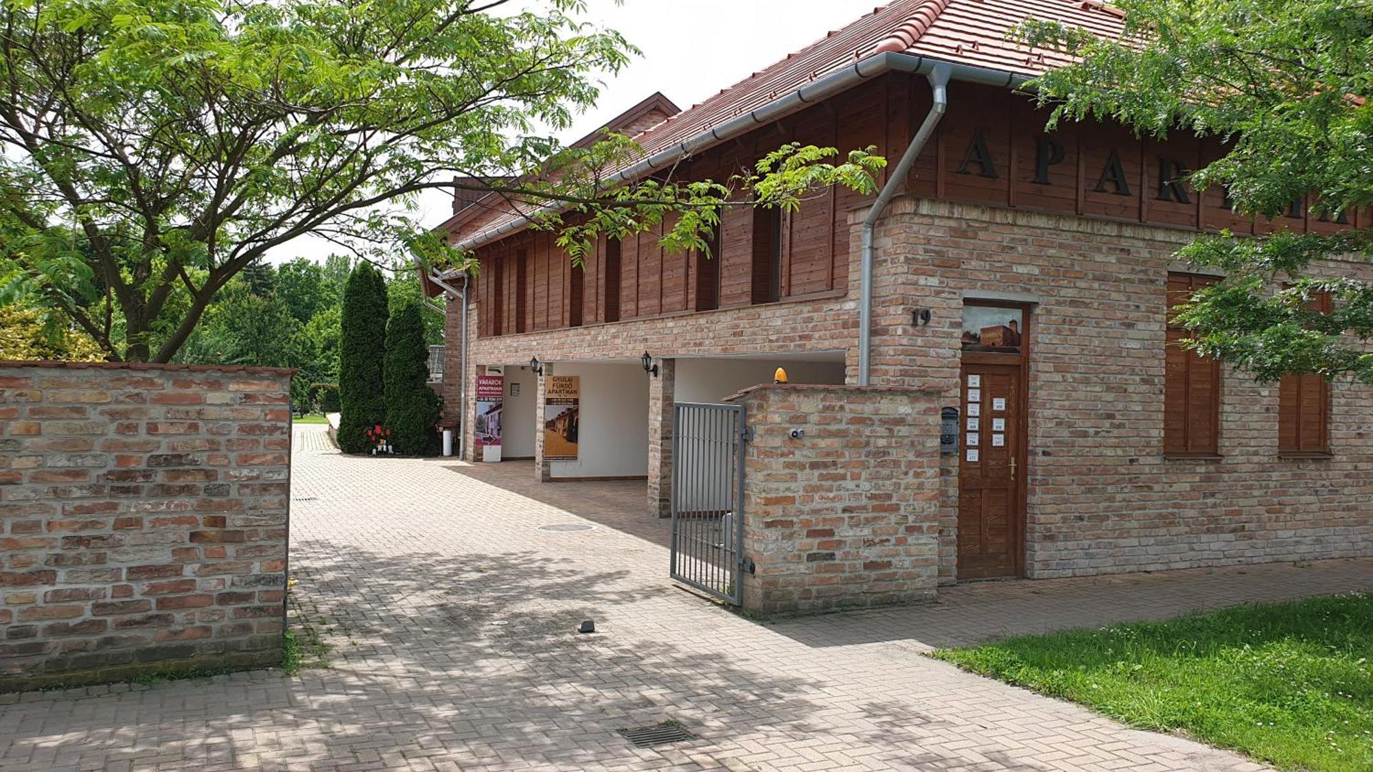 Gyulai Fuerdoe Apartman מראה חיצוני תמונה