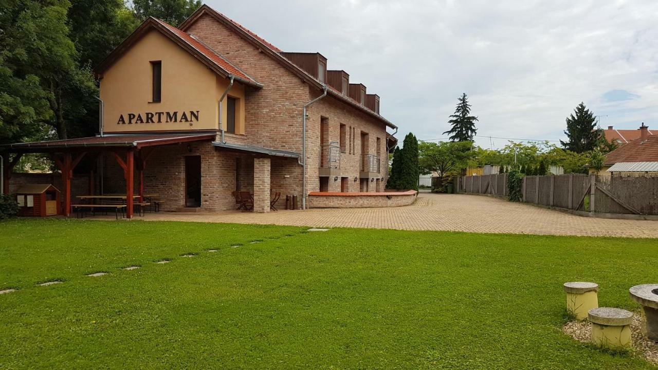 Gyulai Fuerdoe Apartman מראה חיצוני תמונה